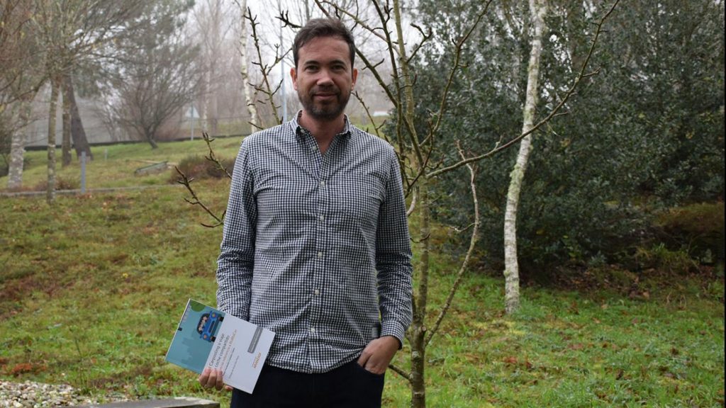 Pablo Fernández Carballo-Calero cun exemplar do libro